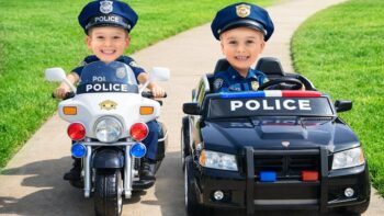 Sidewalk Cops Littering Boy Lesson 🚔 | Fun Kids Video About Responsibility
